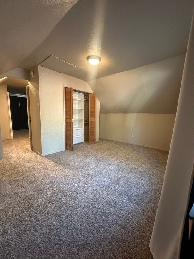 Building Photo - Quaint 3 Bedroom Home with Modern Upgrades...