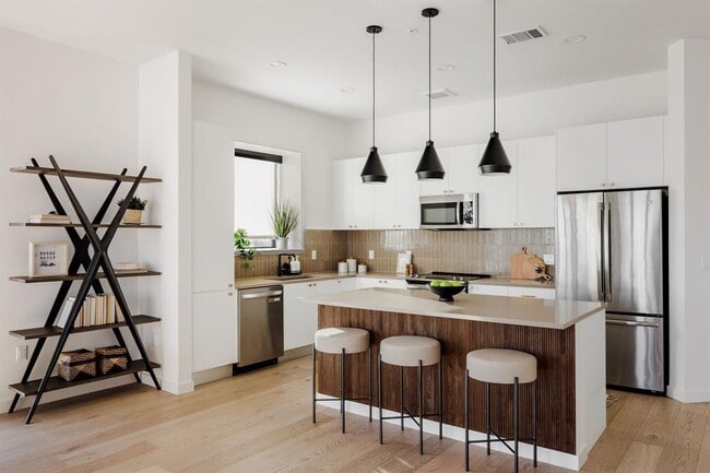 Building Photo - 800 Embassy Dr