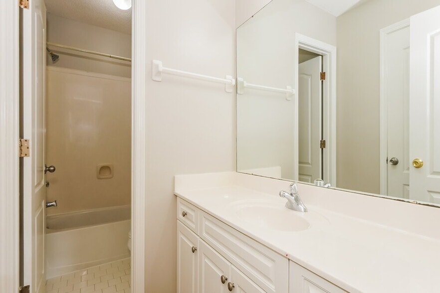 Building Photo - 10076 Sutton Ridge Ln