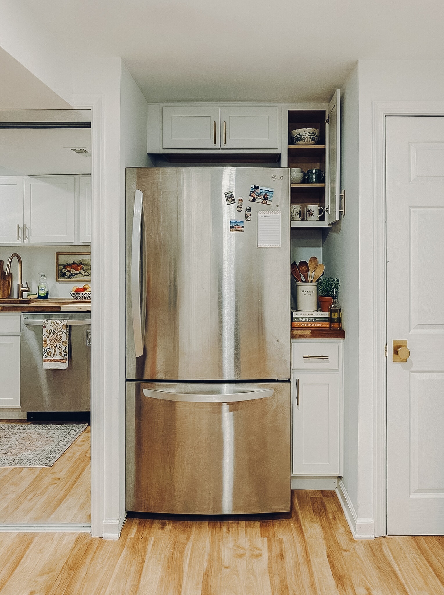 Modern kitchen with brand new appliances - 6471 Grommet Dr