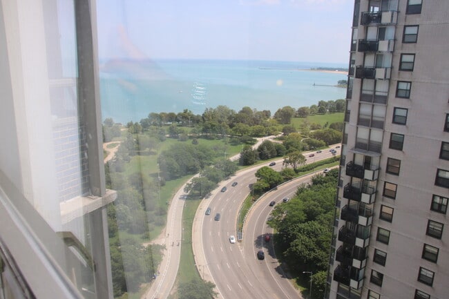 Building Photo - 5701 N Sheridan Rd