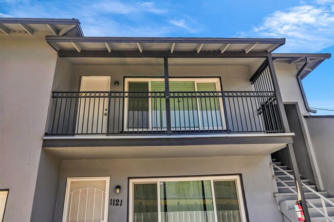 Building Photo - 1119 N Mayfield Ave