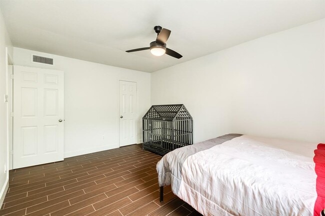 Building Photo - 7098 N Holiday Dr
