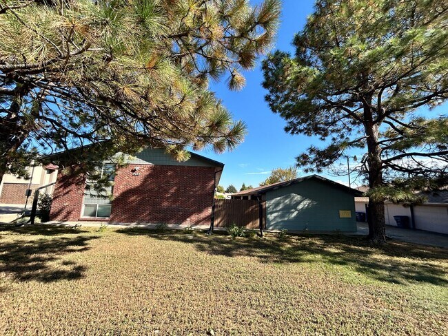 Building Photo - Spacious 2Br/1.5Ba End-Unit Townhome with Carport & Extra Storage