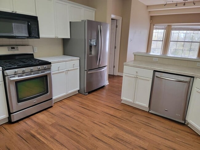 Building Photo - 10501 Hill Country Skyline