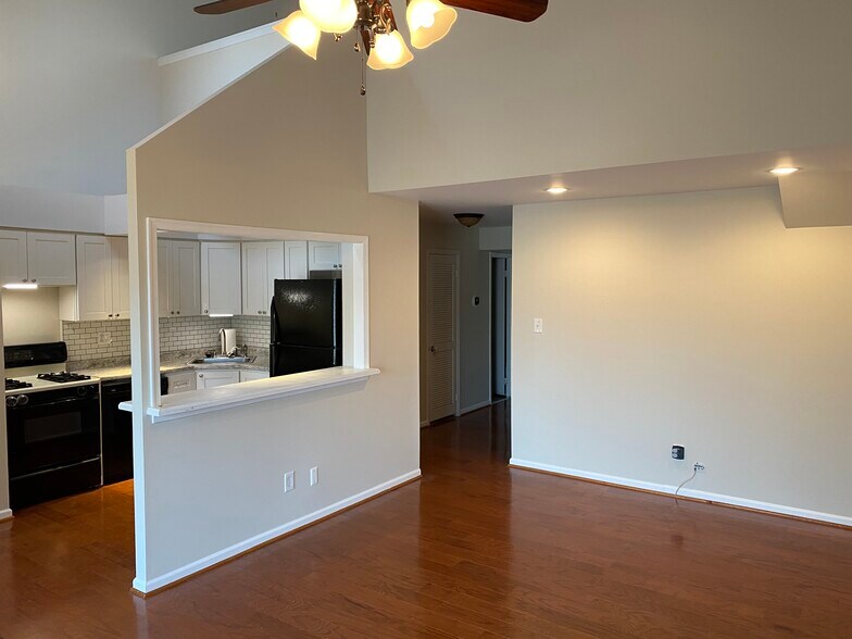Building Photo - 4968 Fitler St