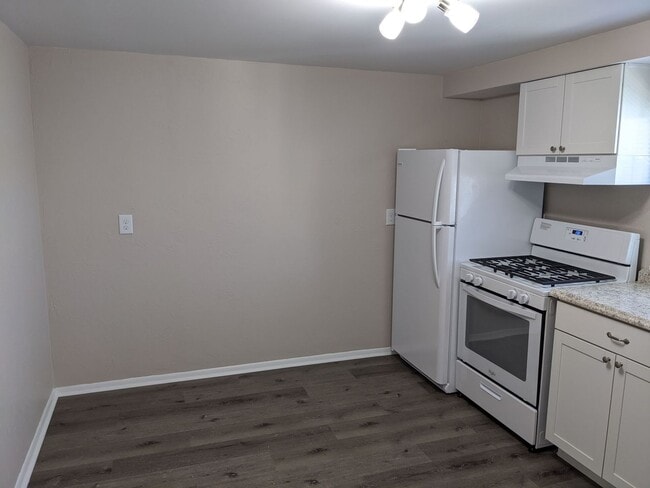 Building Photo - 1826 W 8th St