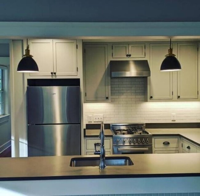 Building Photo - Beautiful 2 BR/1 BA Furnished Apartment Av...