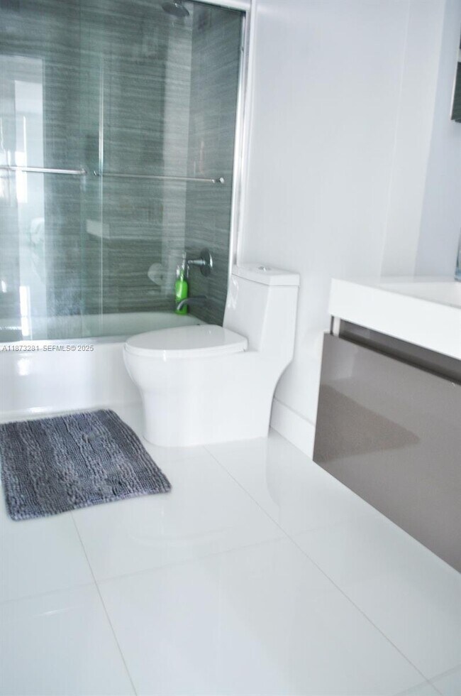 Building Photo - 100 Lincoln Rd