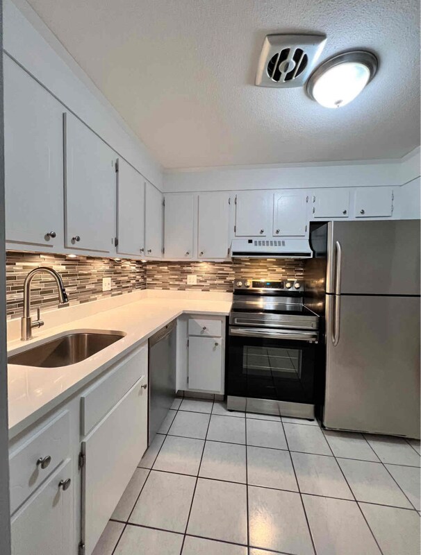 Primary Photo - B3 Colonial Dr