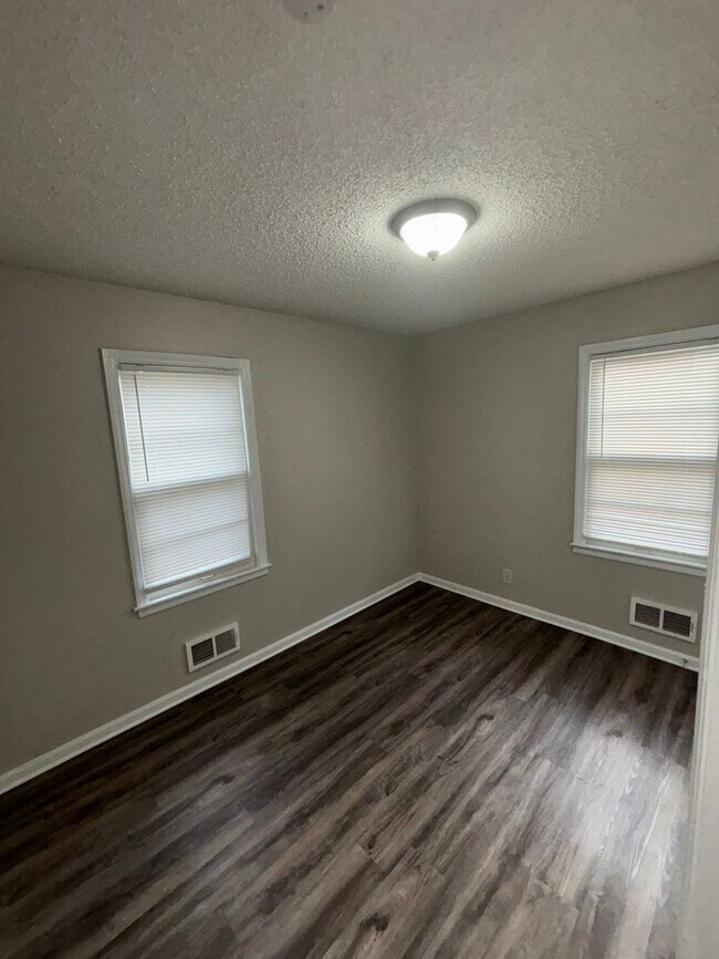 Building Photo - Charming 3 Bed, 1 Bath Home with 1-Car Garage in South Kansas City Location