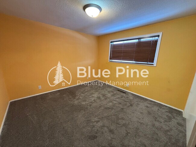 Building Photo - 320 W 1st S