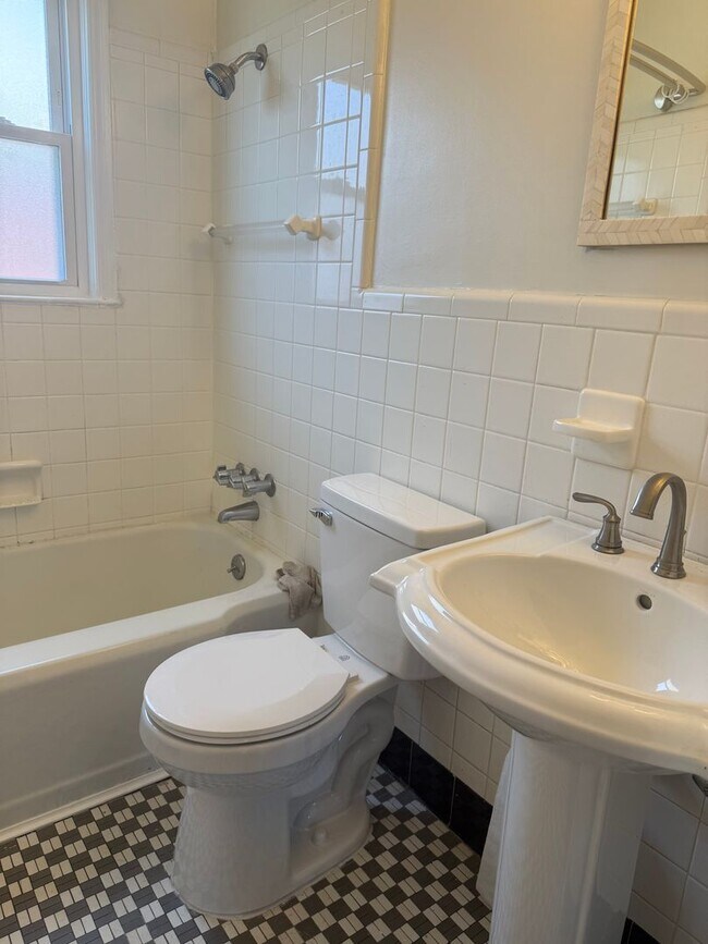 Building Photo - Adorable 2 Bedroom with Stackable Washer/Dryer