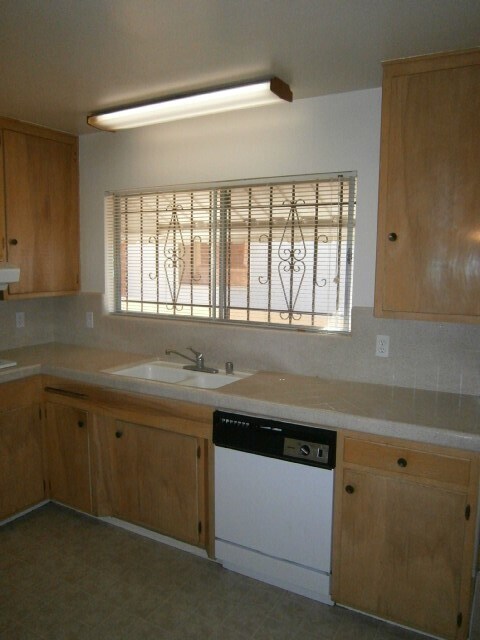 Building Photo - 3 Bedrooms/2 Bathrooms Single Story Home i...