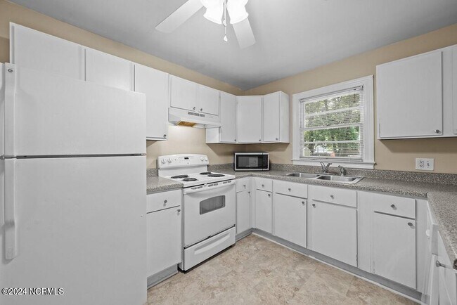 Building Photo - 1306 E 1st St