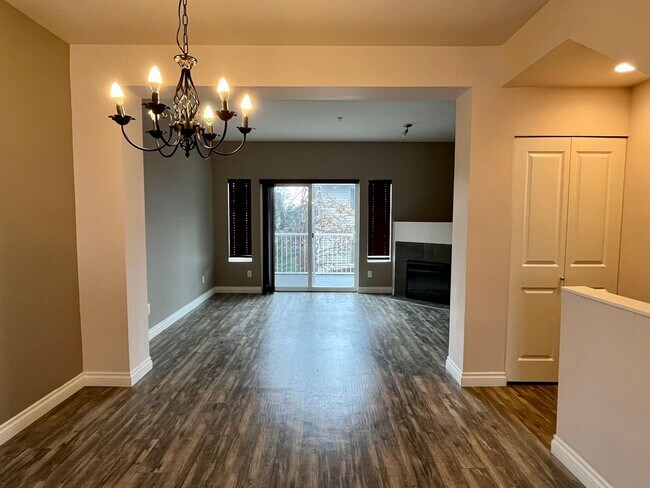 Building Photo - Beautiful Lynnwood 2-Bed Townhome with Tan...