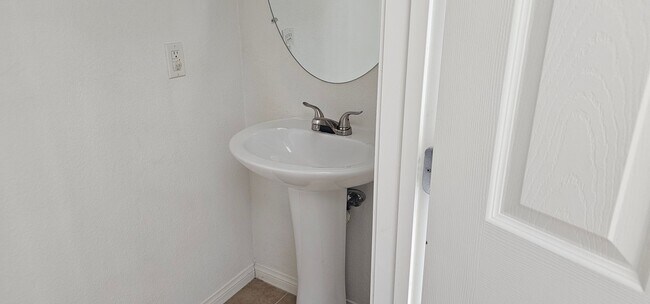 Building Photo - Beautiful Spacious 3 Bedroom Home for Rent