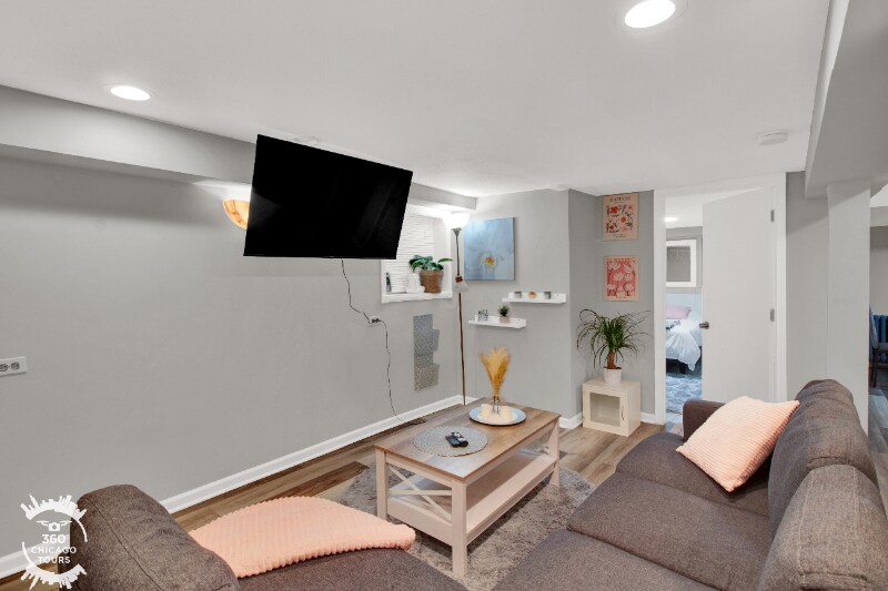 Building Photo - 2438 N Maplewood Ave