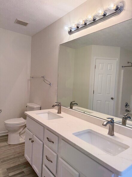 Master bathroom - 406 Silver Lakes Ct