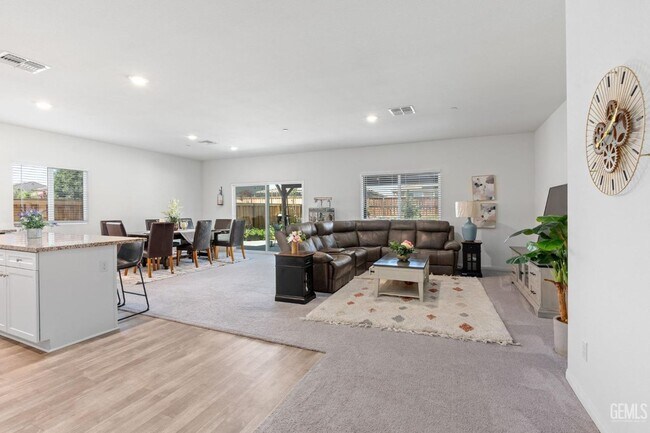 Building Photo - 4 Bed 2 Bath