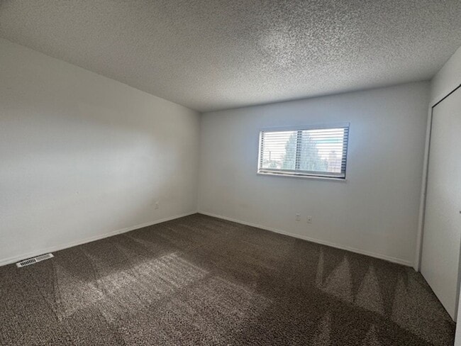 Building Photo - COZY 3BD/2.5BA TOWNHOME near Military Bases - Security Deposit Alternative Available