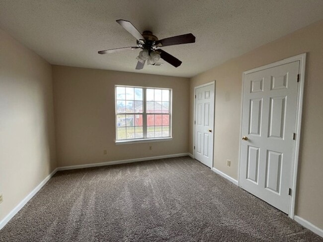 Building Photo - Renovated 3 Bedroom 3 Bath Townhome for Rent!