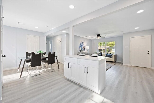 Building Photo - 9405 Cathedral Dr