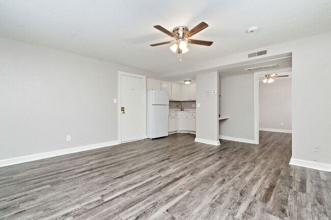 Interior Photo - 4035-4039 CHARLOTTE