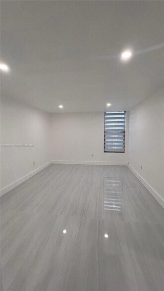 Building Photo - 9686 Fontainebleau Blvd