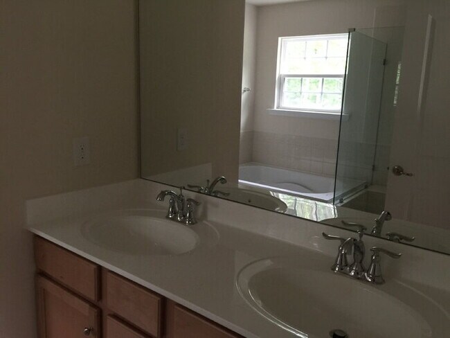 Building Photo - Spacious 4-Bedroom Richmond Retreat with 2.5 Baths on Laroux Avenue – 3,286 Sq. Ft. of Comfortabl...