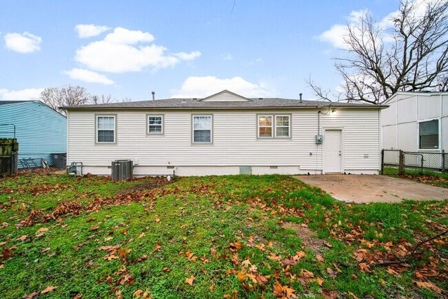 Building Photo - Move In SPECIAL! Beautifully Remodeled 2-B...