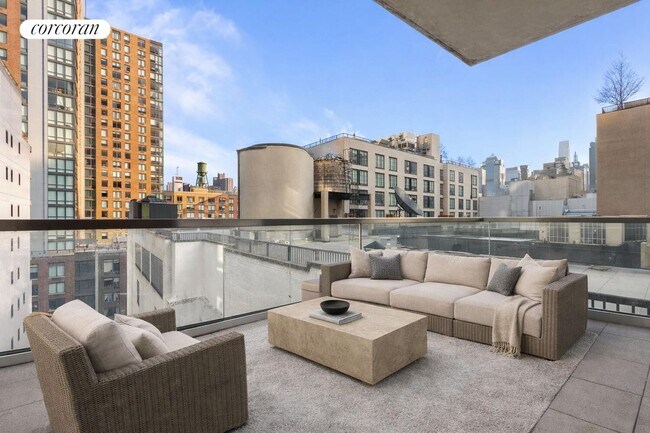 Building Photo - 555 W 43rd St