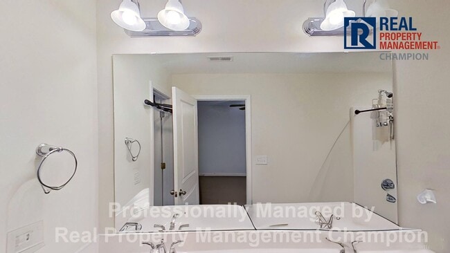 Building Photo - 2 BD/2.5 BA Townhouse Just Minutes from Ca...