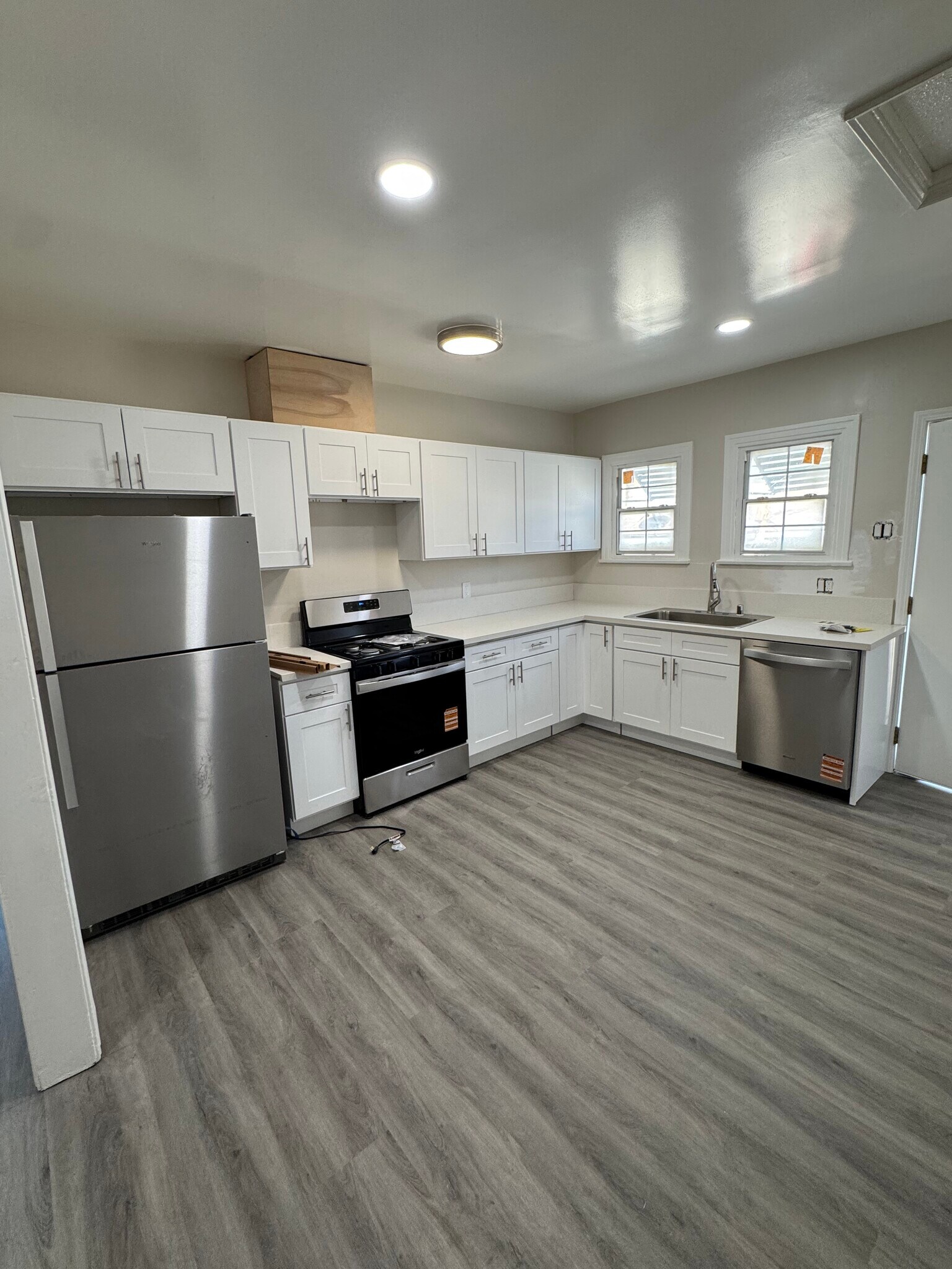 Building Photo - 1468 E Chevy Chase Dr