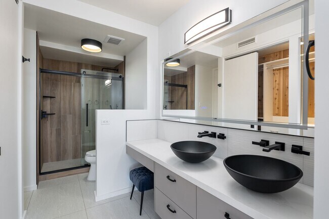 Building Photo - Regency at Kahala - Partially Furnished - 1 bedroom, 1 bathroom, 1 parking stall