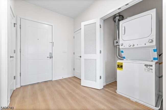 Building Photo - 321 E 3rd St