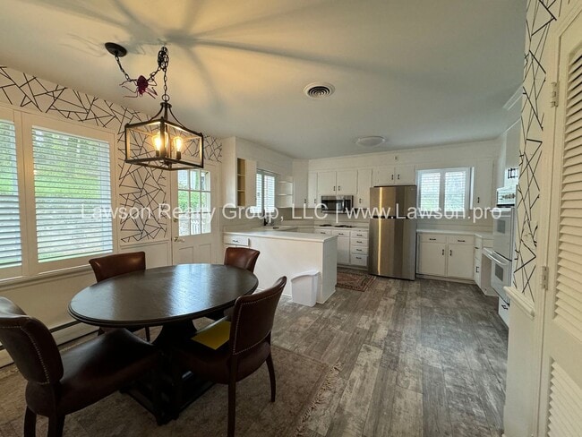 Building Photo - Spacious South Roanoke Home with Lawn Care Included