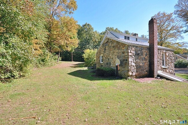 Building Photo - 10 Old Hawleyville Rd