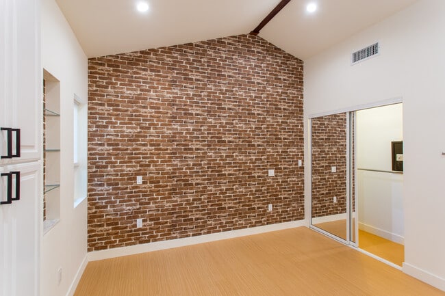 Building Photo - 5401 W 83rd St
