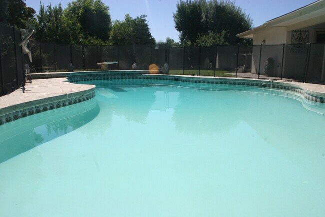 Building Photo - POOL!  Nice 3+2.5 Southwest Bakersfield - Laurelglen Area