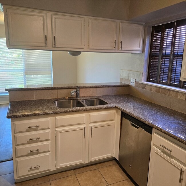 Building Photo - 3046 Mosby Dr