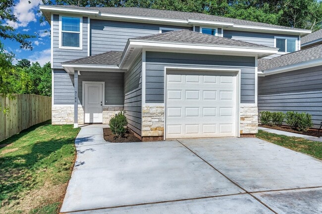 Building Photo - 918 Shady Ln