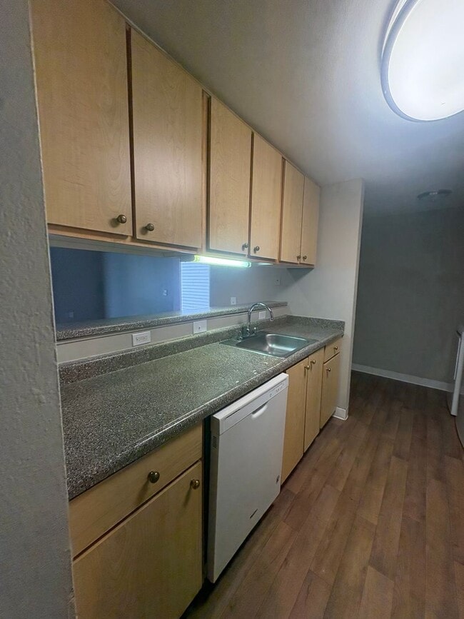 Building Photo - Apply by August 7th—August rent is on us!