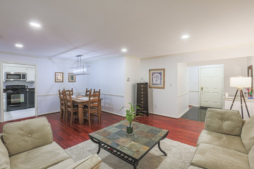 Building Photo - 5715 Brewer House Cir