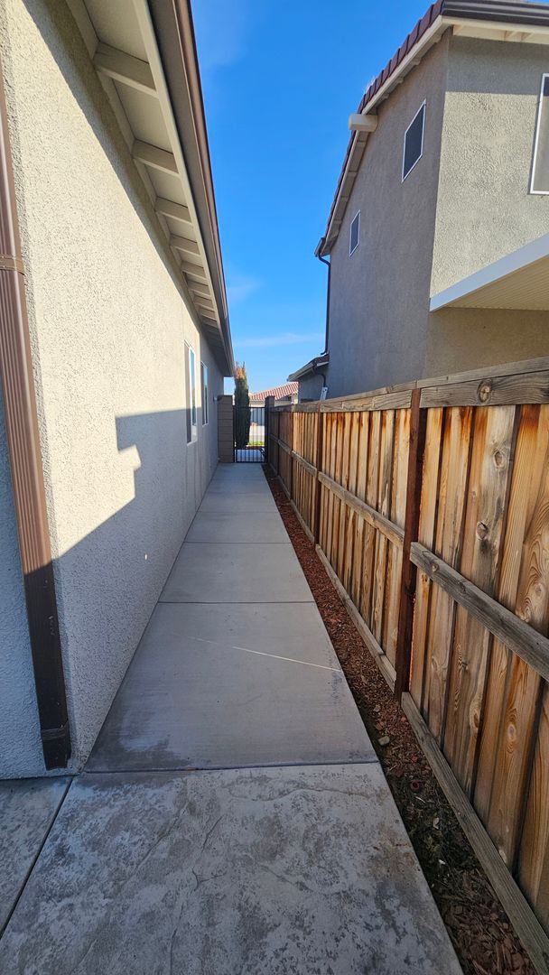 Building Photo - Modern 4 Bedroom Home in City in the Hills