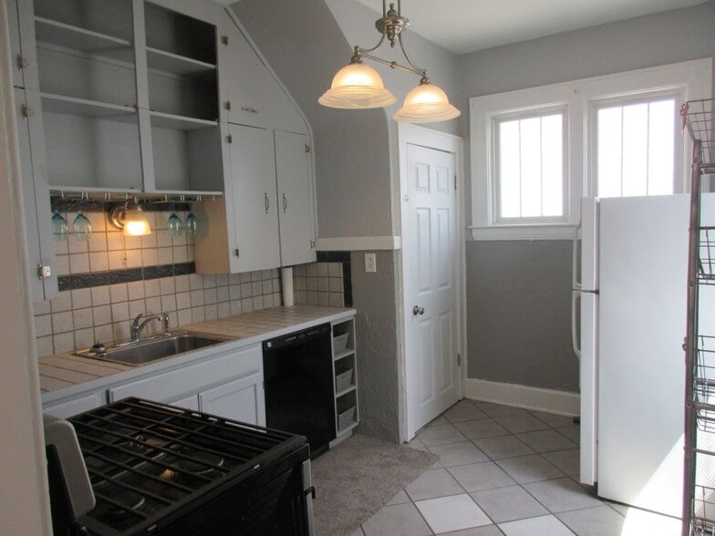 Building Photo - 702 28th St