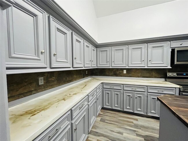 Building Photo - 2027 Woodland Dr
