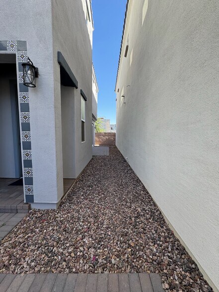 Building Photo - 277 E Azalea Dr