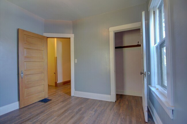 Building Photo - SL NIE2405