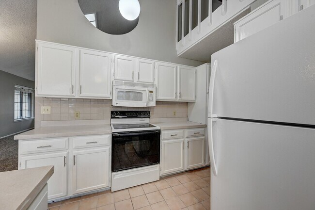 Building Photo - $2,495 2 Bed, 2 Bath Townhome in Aurora wi...